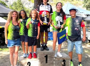 Da sx Loredana D’Urzo (presidente Alemotocorse) – Mirko Loprevite – Loris Accorsi – David Tomas (pilota CNV) – Vanessa Loprevite (unica donna pilota CNV) – Alessandro Loprevite