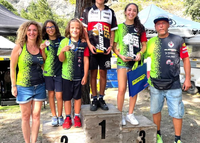 Da sx Loredana D’Urzo (presidente Alemotocorse) – Mirko Loprevite – Loris Accorsi – David Tomas (pilota CNV) – Vanessa Loprevite (unica donna pilota CNV) – Alessandro Loprevite