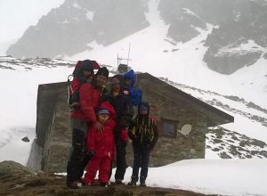 Daniele Pieiller con la famiglia al Rifugio Crete Sèche foto Facebook