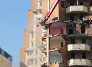 Demolizione grattacielo alto quartiere cogne