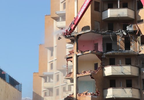 Demolizione grattacielo alto quartiere cogne