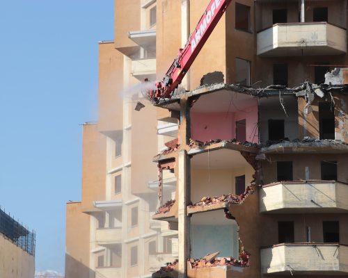 Demolizione grattacielo alto quartiere cogne