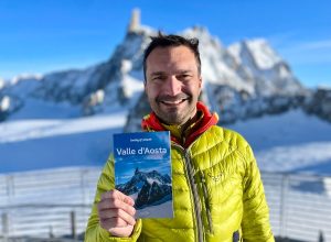 Denis Falconieri con la guida Lonely Planet Valle d'Aosta