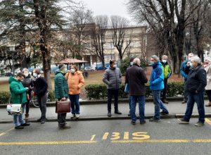 Il gruppo di ambientalisti e residenti oggi dinanzi al Tribunale.