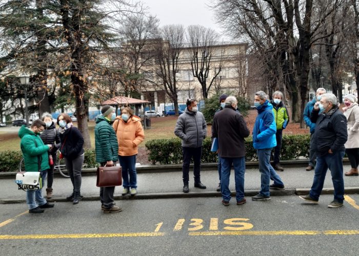 Il gruppo di ambientalisti e residenti oggi dinanzi al Tribunale.