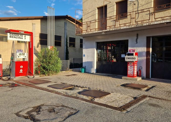 Il distributore Ewa chiuso a Chambave.