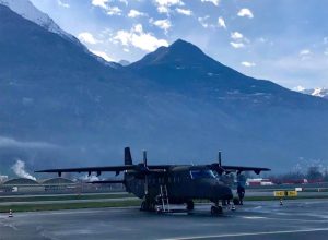 Il Dornier dell'Esercito al "Corrado Gex" (foto da Facebook).