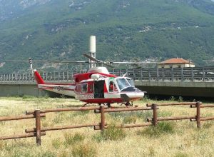 L'elicottero "Drago 66" a Pont-Saint-Martin durante l'intervento.