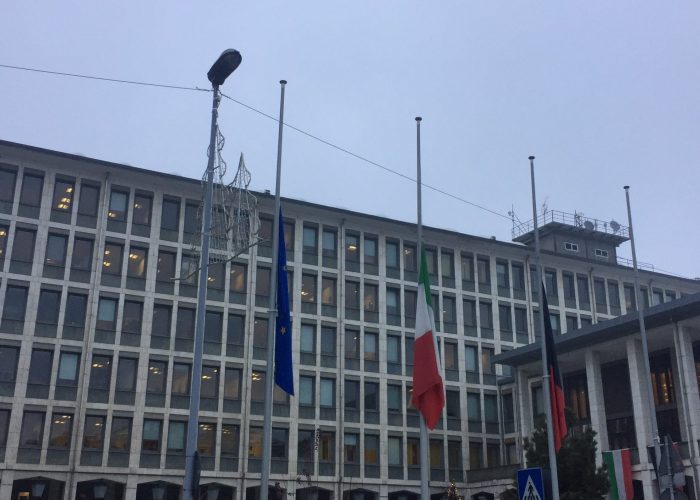 Bandiere a mezz’asta in Piazza Deffeyes