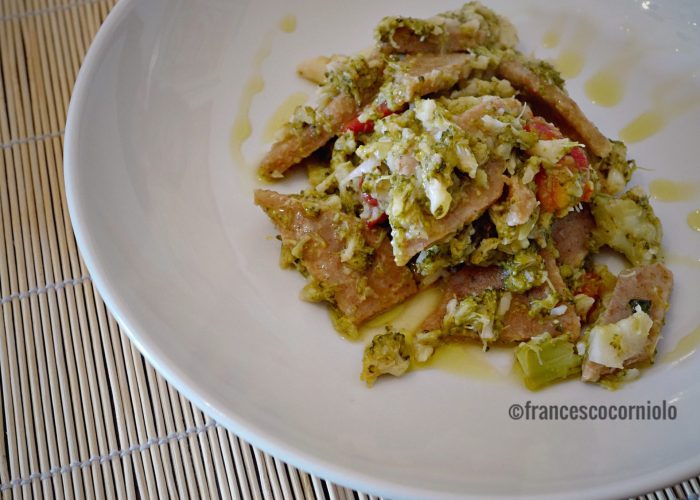 Testaroli pesto, broccoli e pomodorini