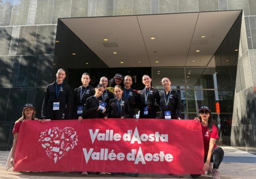 Le otto ballerine dell'École di Ellada Mex allo Youth American Grand Prix