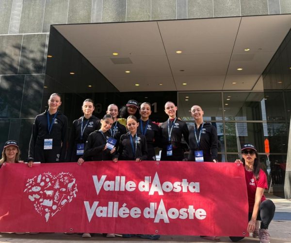 Le otto ballerine dell'École di Ellada Mex allo Youth American Grand Prix