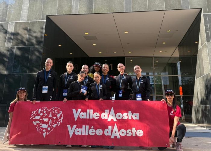 Le otto ballerine dell'École di Ellada Mex allo Youth American Grand Prix