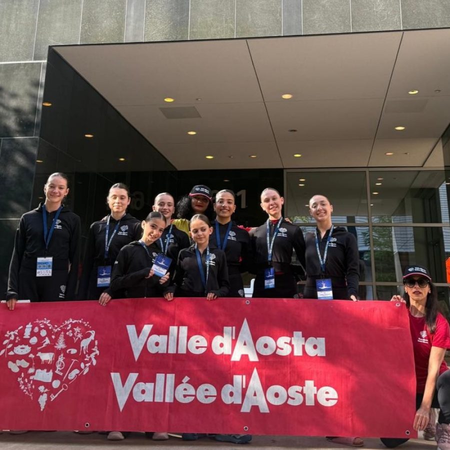 Le otto ballerine dell'École di Ellada Mex allo Youth American Grand Prix