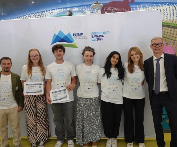 EUSALP Alpine AI Hackathon studenti UniVdA Elisa Giudici Martino Dalla Fontana Arianna Calandra Salma Zinedine Elena Maione da sx a dx