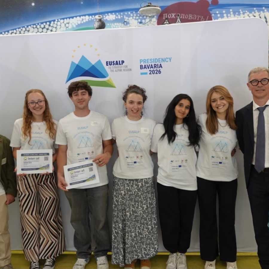 EUSALP Alpine AI Hackathon studenti UniVdA Elisa Giudici Martino Dalla Fontana Arianna Calandra Salma Zinedine Elena Maione da sx a dx