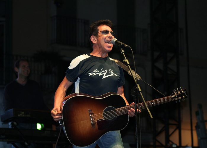 Edoardo Bennato in concerto nel 2013.