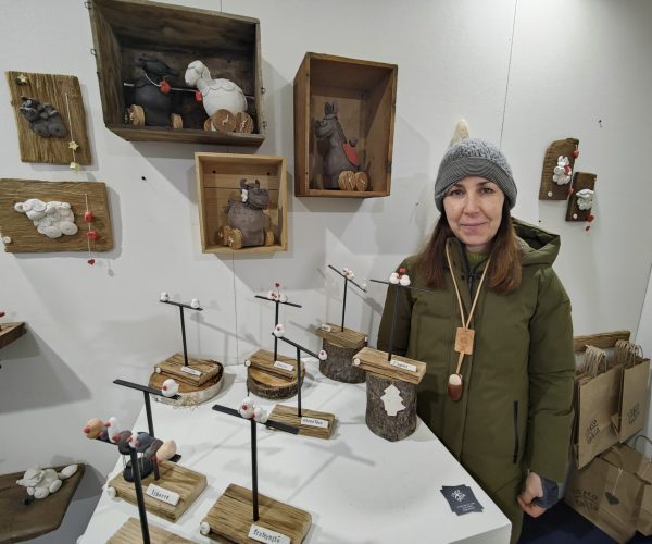 Elena Gal con le sue creazioni in ceramica