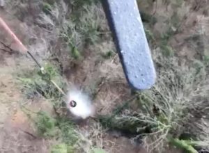 L'elicottero lancia acqua sul focolaio.