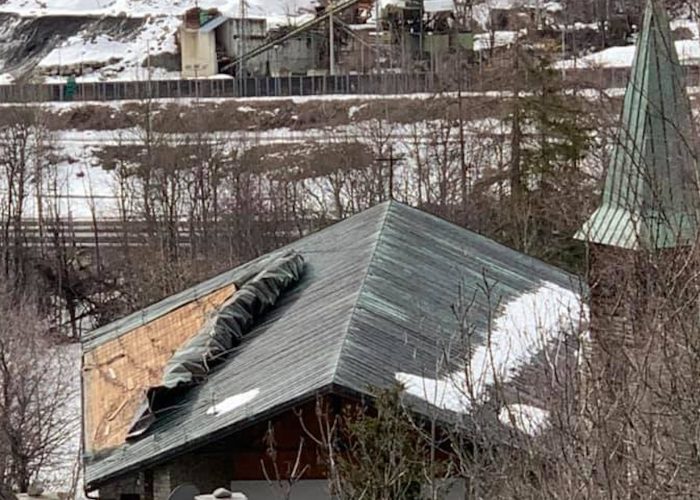 Entrèves, il tetto della chiesa divelto dal vento - foto di Paolo Picchiottino