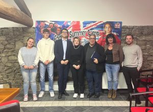 Progetto EstatEducativa con Beatrice Joly (direttrice summer camp), Andrea Clerino (consigliere comunale), Joseph Vallet (assessore), Morena Danna (sindaca), don Alessandro Cavallo, Monica Magnone (assessora), Mauro Novallet (assessore)