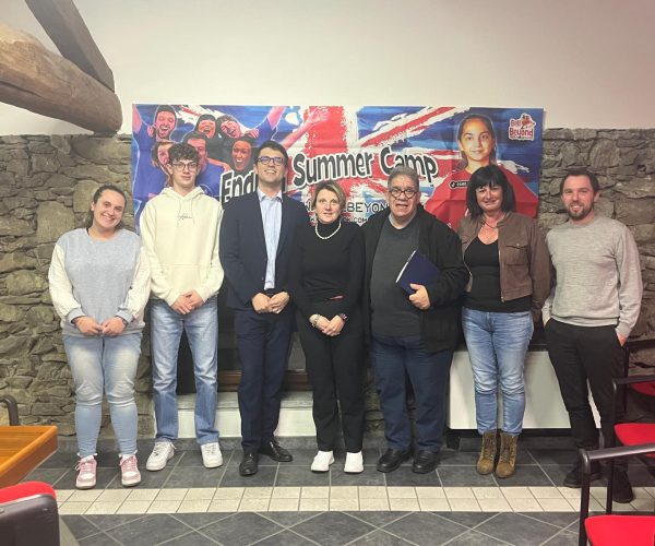Progetto EstatEducativa con Beatrice Joly (direttrice summer camp), Andrea Clerino (consigliere comunale), Joseph Vallet (assessore), Morena Danna (sindaca), don Alessandro Cavallo, Monica Magnone (assessora), Mauro Novallet (assessore)