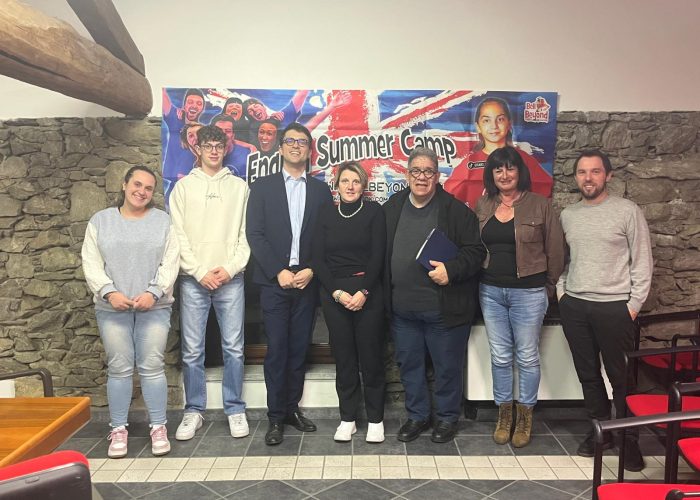 Progetto EstatEducativa con Beatrice Joly (direttrice summer camp), Andrea Clerino (consigliere comunale), Joseph Vallet (assessore), Morena Danna (sindaca), don Alessandro Cavallo, Monica Magnone (assessora), Mauro Novallet (assessore)