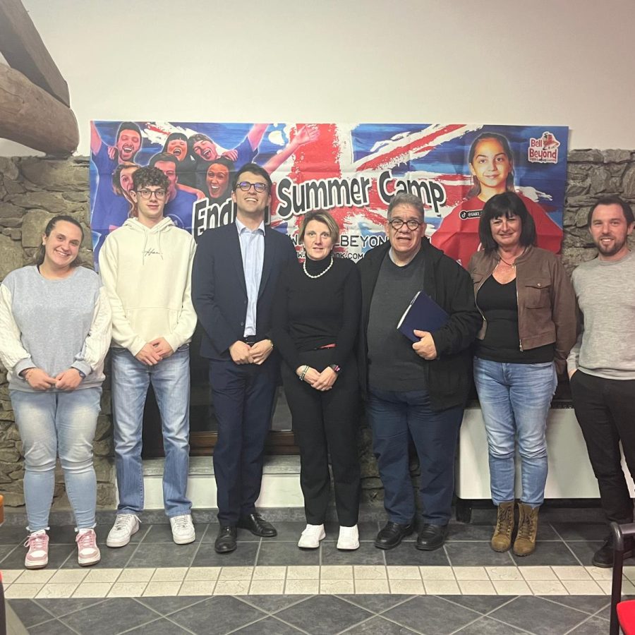 Progetto EstatEducativa con Beatrice Joly (direttrice summer camp), Andrea Clerino (consigliere comunale), Joseph Vallet (assessore), Morena Danna (sindaca), don Alessandro Cavallo, Monica Magnone (assessora), Mauro Novallet (assessore)