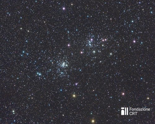 Il doppio ammasso h e χ Persei situato tra le costellazioni di Perseo e Cassiopea, ripreso dalle piazzole dell’Osservatorio Astronomico della Regione Autonoma Valle d’Aosta. Cortesia Alessandro Cipolat Bares (https://bares.altervista.org/) per la Fondazione C. Fillietroz-ONLUS