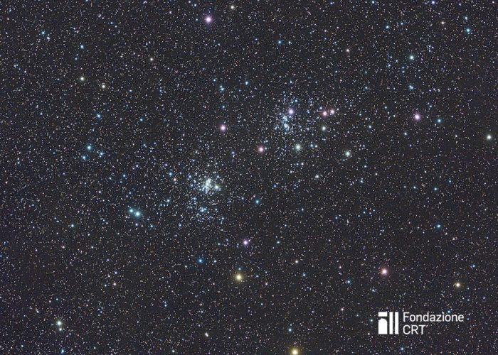 Il doppio ammasso h e χ Persei situato tra le costellazioni di Perseo e Cassiopea, ripreso dalle piazzole dell’Osservatorio Astronomico della Regione Autonoma Valle d’Aosta. Cortesia Alessandro Cipolat Bares (https://bares.altervista.org/) per la Fondazione C. Fillietroz-ONLUS