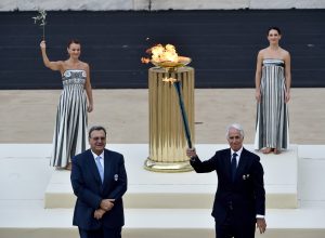 Fiamma Olimpica Malagò foto Milano Cortina