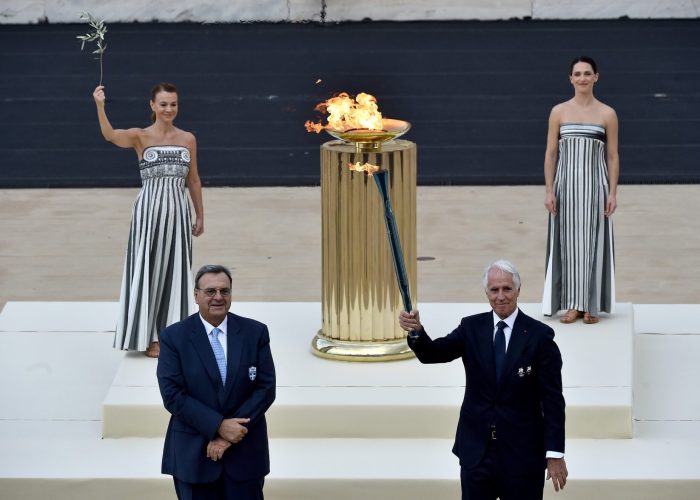 Fiamma Olimpica Malagò foto Milano Cortina