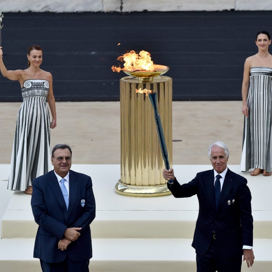 Fiamma Olimpica Malagò foto Milano Cortina