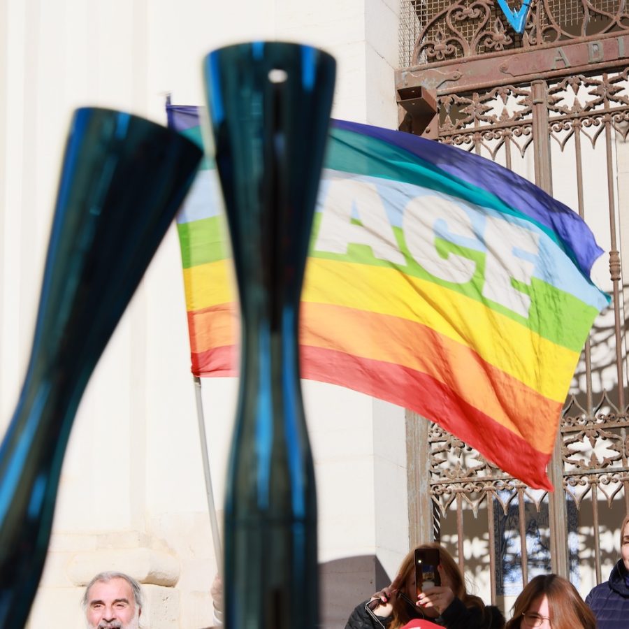 Fiamma Olimpica pace foto Milano Cortina