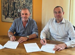 La firma dell'accordo tra Csv e Bccv, con i presidenti Claudio Latino Davide Adolfo Ferré