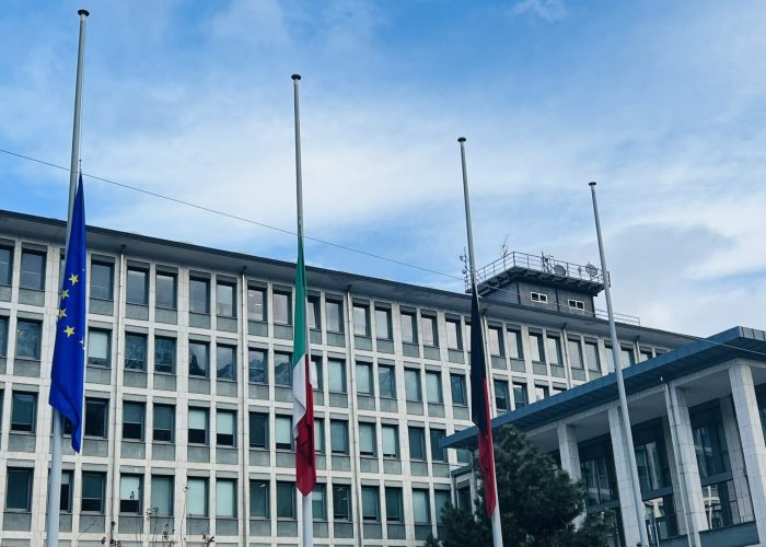 bandiere mezz'asta Regione per funerali Benedetto XVI