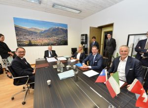 Foto firma formalizzazione accordo Walsin Cogne