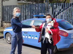 La riconsegna del portafoglio smarrito.