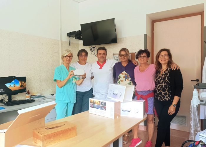 La donazione dei visori al Day Hospital Oncologia