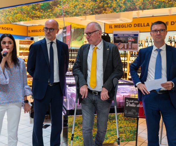 Foto Evento all'Ipermercato Carrefour di Pollein. Da sx: Greta Bonsignore, Bruno Moro, Renzo Testolin, Christophe Rabatel e Ramona Motta