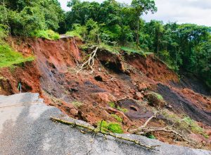 Dangerous landslide on the highway of Yellapur,Karnataka, India - frane smottamenti