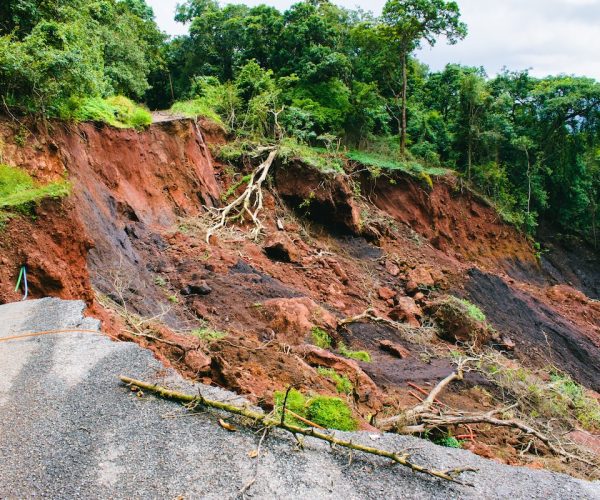 Dangerous landslide on the highway of Yellapur,Karnataka, India - frane smottamenti