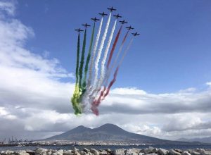 Le Frecce Tricolori sorvolano Napoli.