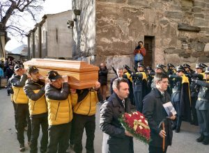 Il feretro portato a spalla dai colleghi del Sagf.