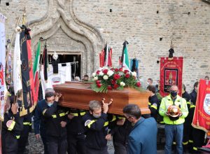 Il funerale del volontario Rinaldo Challancin.