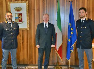 Il questore Ivo Morelli con i nuovi funzionari Lorenzo Mesiano (sx) e Francesco Filograno.