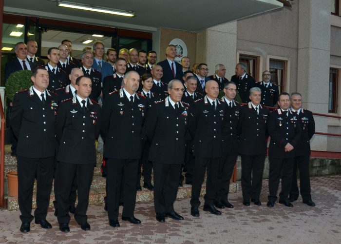 Il generale Mariuccia con i Carabinieri incontrati ad Aosta.