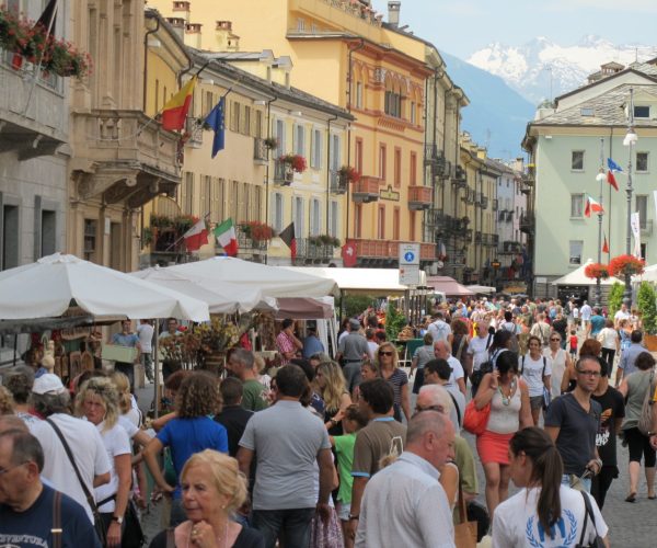 Turisti in centro - foto d'archivio