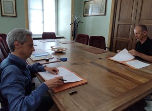 Gianni Nuti e Bruno Domaine firmano gli accordi tra Comune di Aosta e Ivat