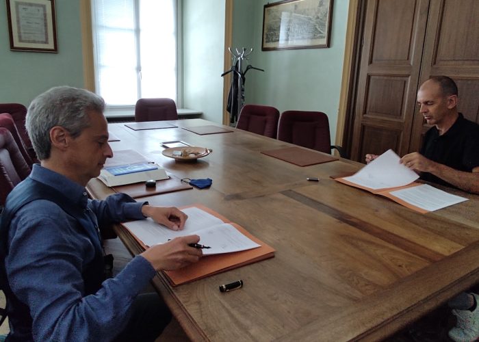 Gianni Nuti e Bruno Domaine firmano gli accordi tra Comune di Aosta e Ivat